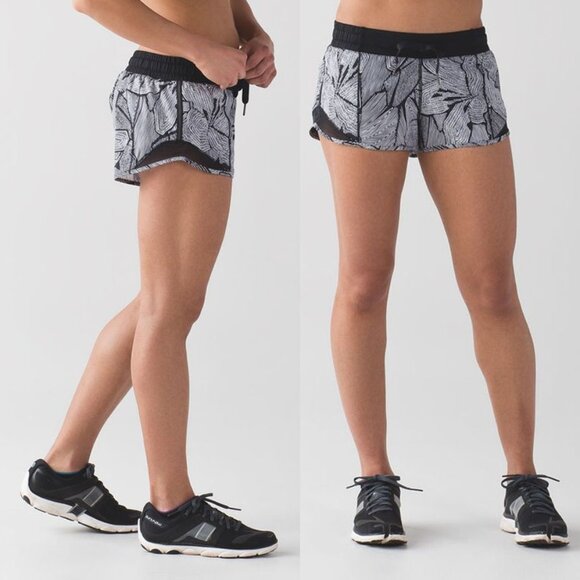 Lululemon Hotty Hot Shorts Dottie Tribe White Black 2.5" Inseam Size 8 Active - Picture 3 of 16